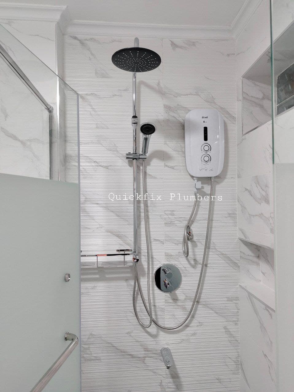 Alpha shower heater with rain shower and pump S2i