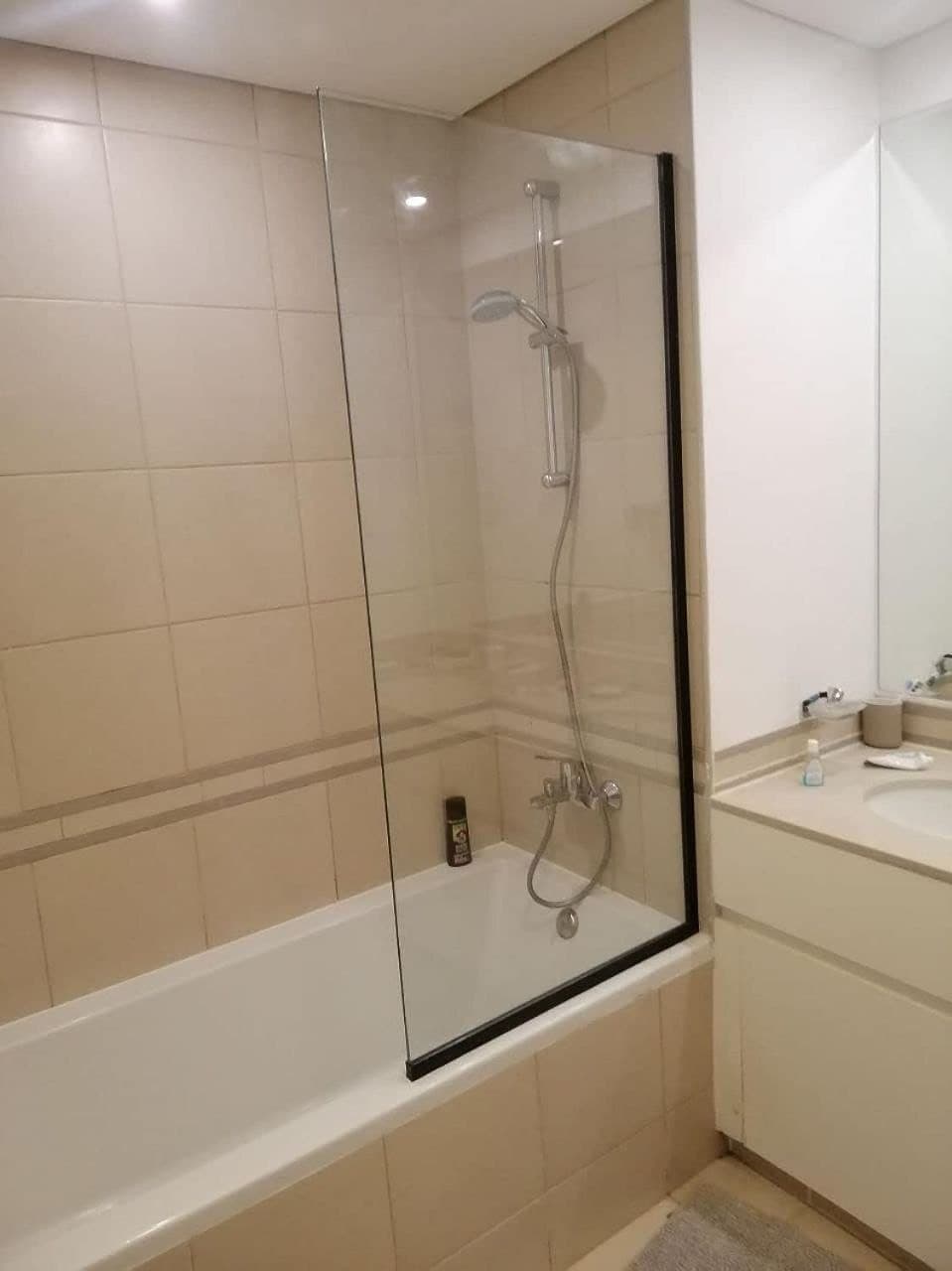 Bathtub glass partition